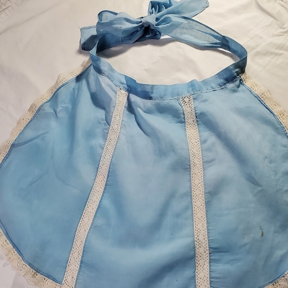 Blue Vintage Feminine Apron with White Lace Edging - Picture 2 of 8